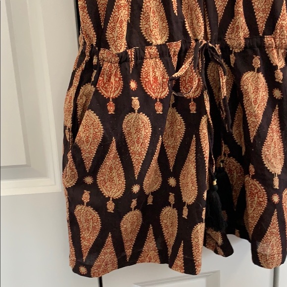 Printed, lightweight, romper! perfect for spring - Picture 3 of 4